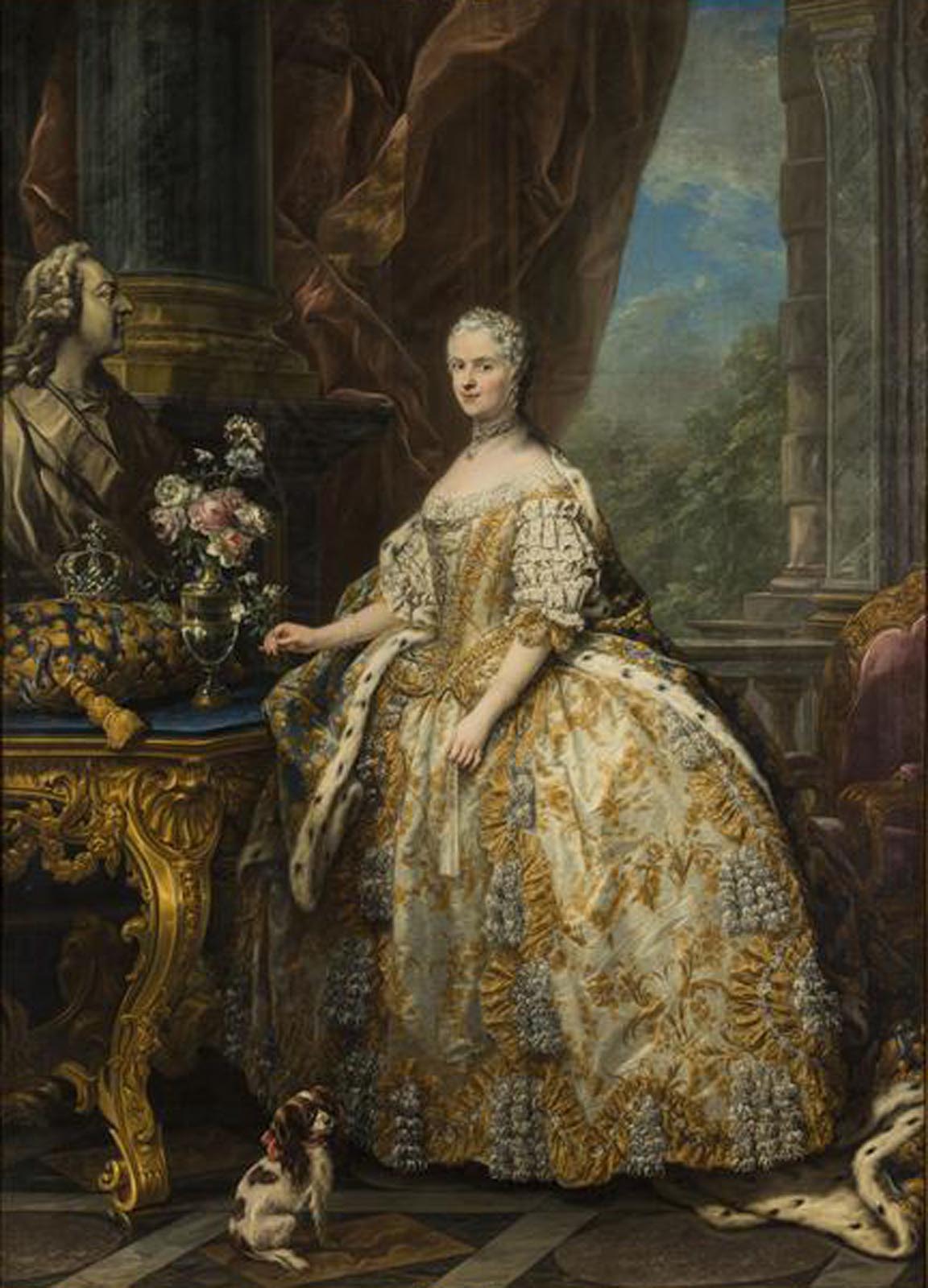 Représentation de la reine Marie Leszczynska debout en grande robe