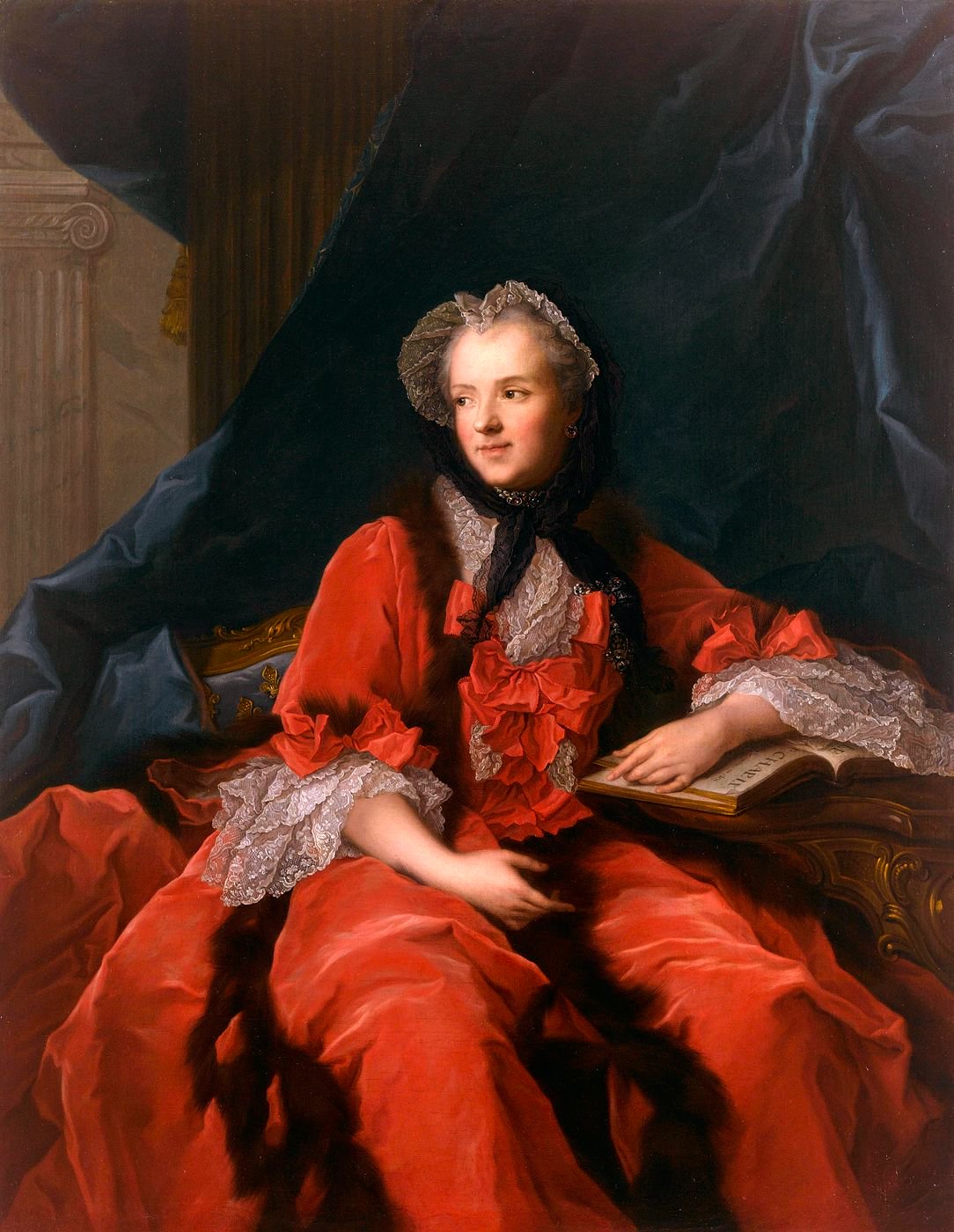 Représentation de la reine Marie Leszczynska en robe rouge, assise et tenant un livre
