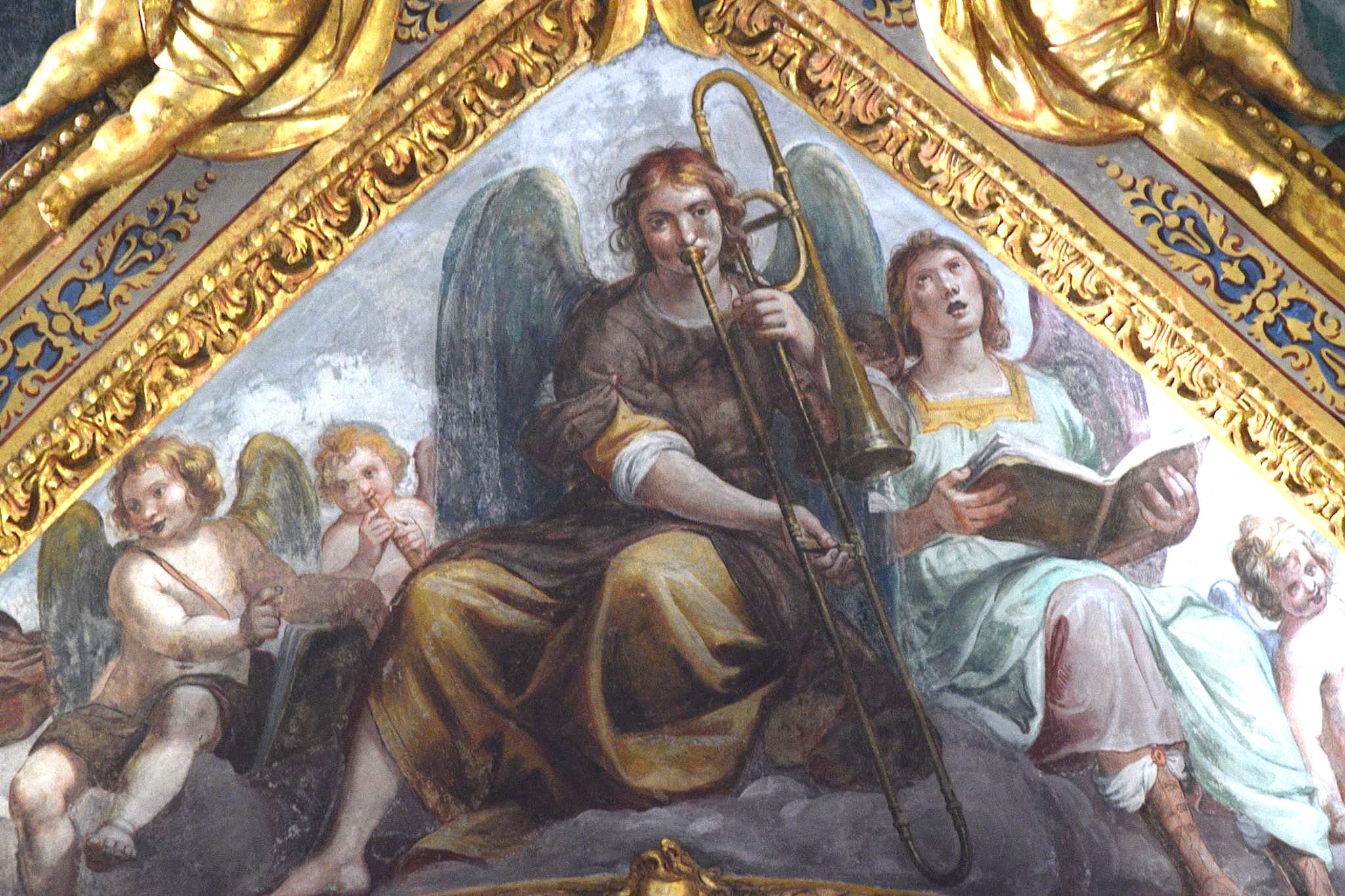 Ange chanteur accompagné par un trombone, sur le dome de la basilique Santissima Annunziata del Vastato de Gênes